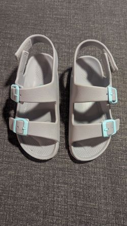 Kids sandals size 12.