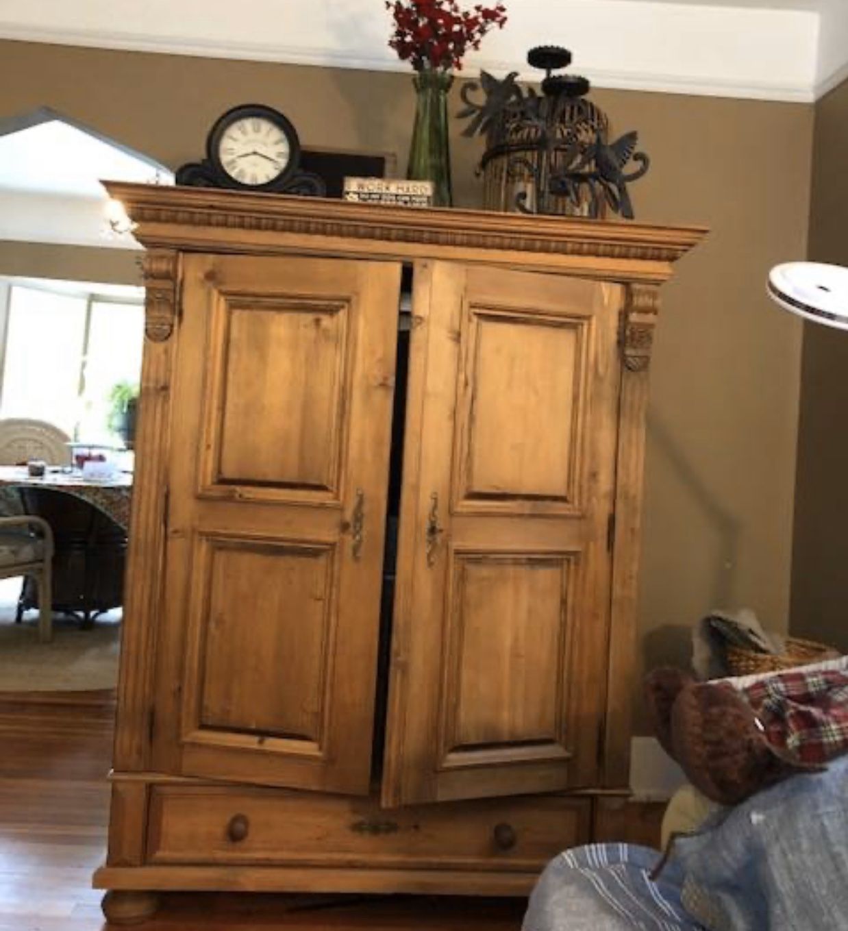 Tv Armoire In excellent condition!!! Solid wood! dimensions: 46"x 29 x 64