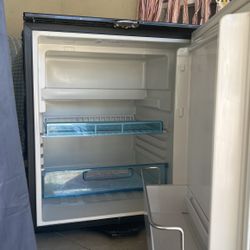 DOMETIC  DC 12v/24v  RV -Camper Van Frige 