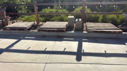 3 free wooden pallets