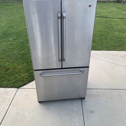 GE FRENCH-DOOR REFRIGERATOR 