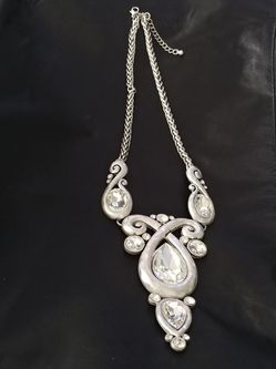 Silver Tone Costume Jewelry Necklace.