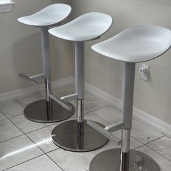 3 Counter Too Stools 