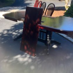 Table And Chairs…2 Leafs 