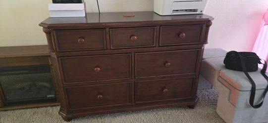 Título: Beautiful Dark Wood 7-Drawer Dresser