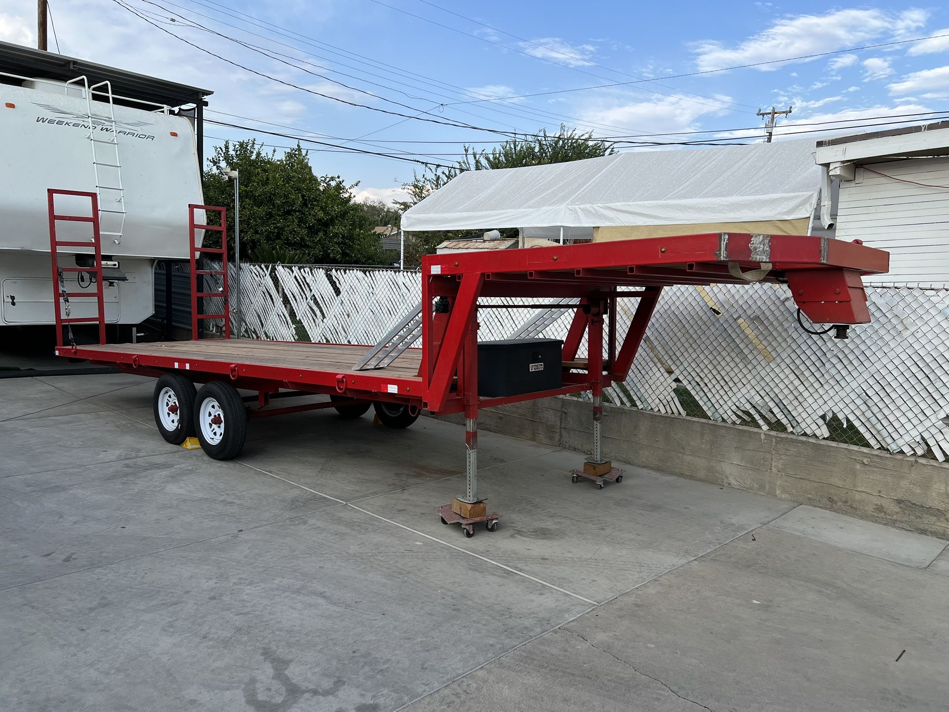 Fifth Wheel Trailer 