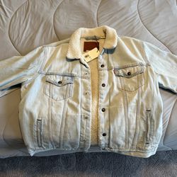 New Levi’s Relaxed Fit Sherpa Trucker Jacket - Large