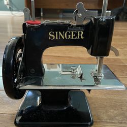 Vintage Singer Child’s Sewing Machine 