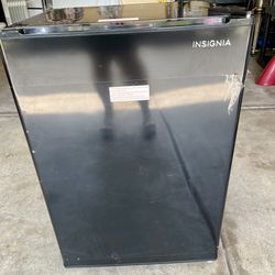 Insignia™ - 2.5 Cu. Ft. Mini Fridge