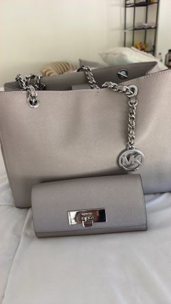 2 women’s purses 👜 one is a MK