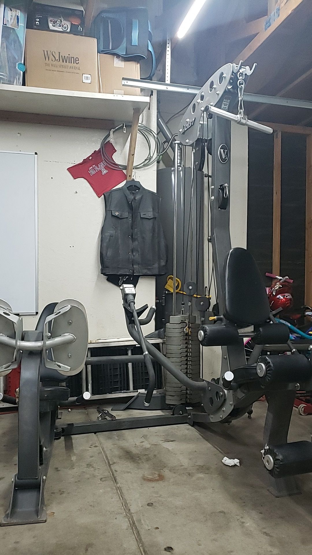 Hoist V5 machine with leg press