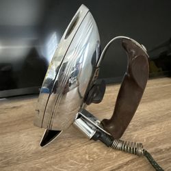 Vintage General Electric High Speed Calrod Iron – Model 119F102 Bring a touch of mid-century charm to your collection with this Vintage General Electr