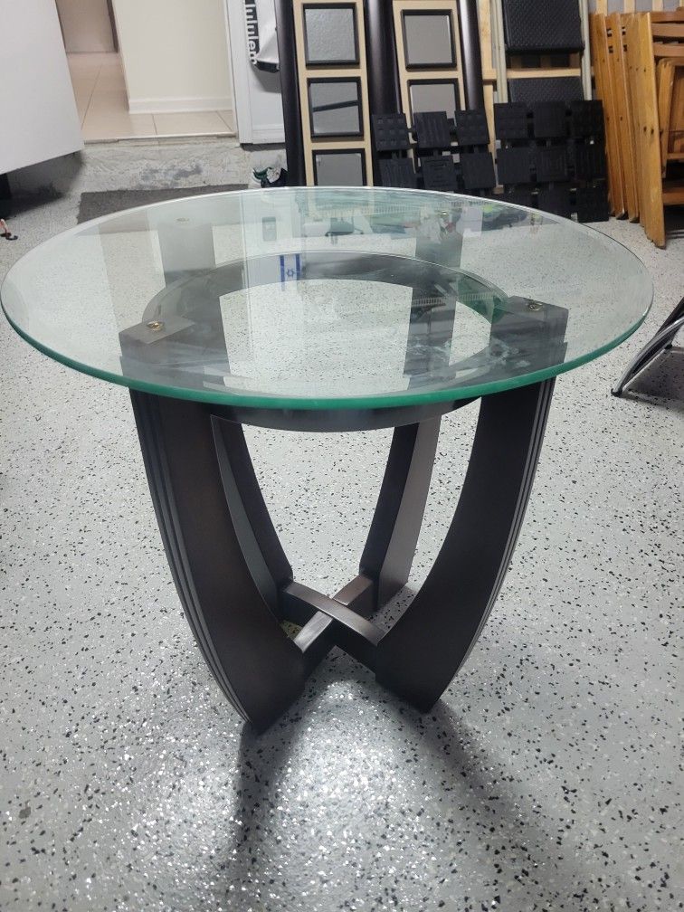 Round Glass End Table – Sleek Modern Style
