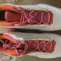 Jordan Max Aura 4 size 7 y
