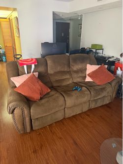 Brown Reclining Loveseat Sofa – Comfortable & Fully Functional