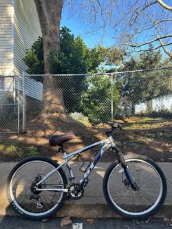 GT Avalanche 3.0 Mountain Bike – 26” Wheels – 24-Speed – Small Frame – Disc Brakes Bicycle