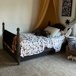 Twin Four Post Bed ( Imported) 