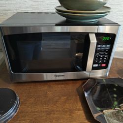 Toshiba Microwave Excellent Condition Near New