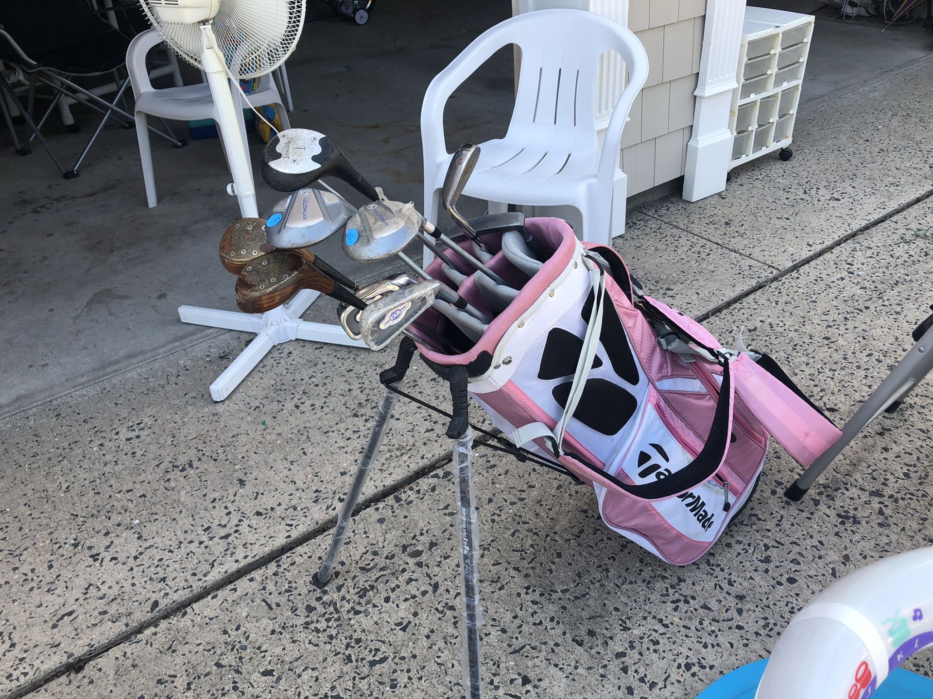 Golf bag with stand