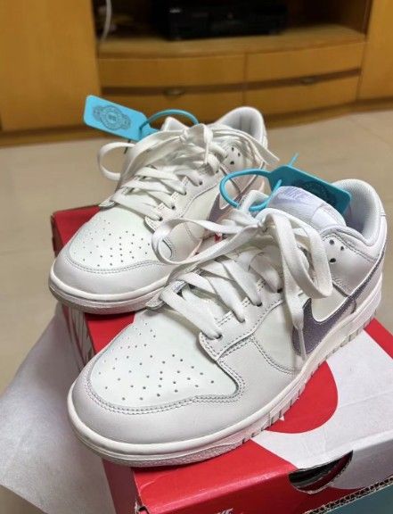 Low-top sneakers