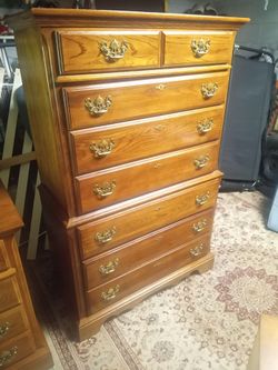 Like new solid wood 7 drawer chest