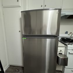 Kenmore 21 cu. ft. Top-Freezer Refrigerator in Stainless Steel