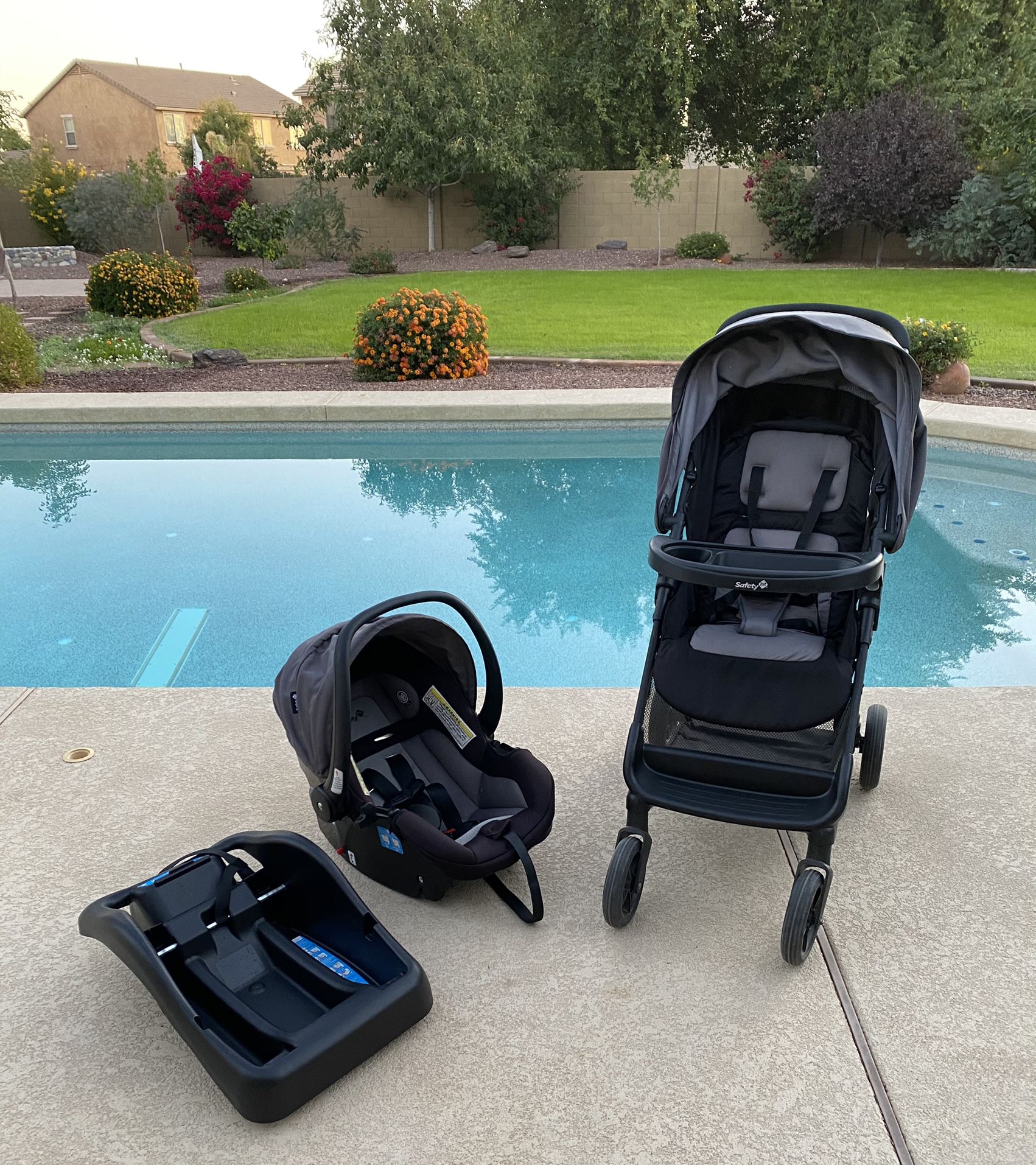 Safety 1st car seat and stroller travel system in great condition. Good until 2025. No accidents.