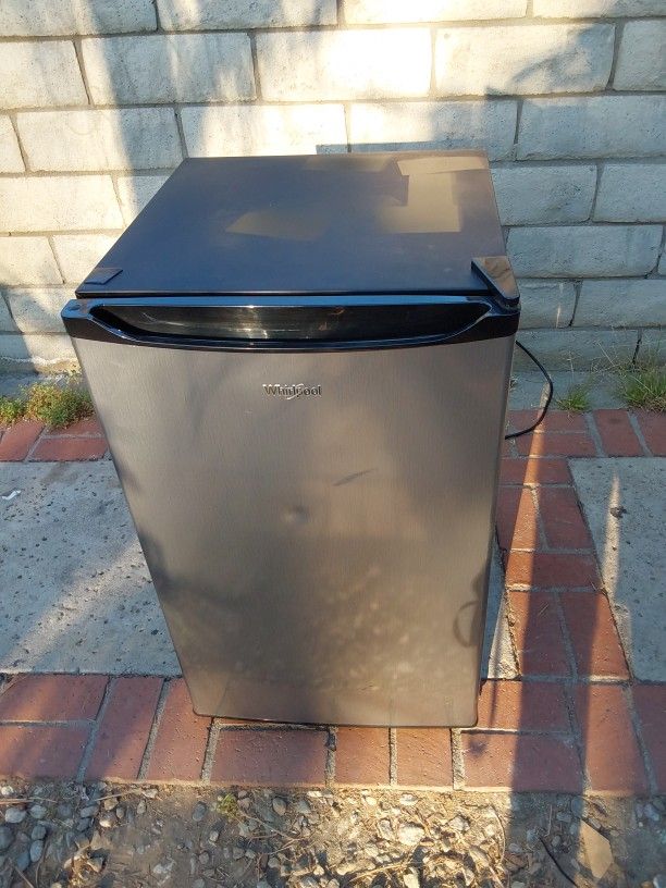 Whirlpool Refrigerator Modelo:WH43S1E