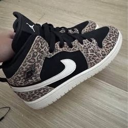 Nike Air Jordan 1 Mid SE Shoes Leopard Print  Youth Size 2.5Y No Box)