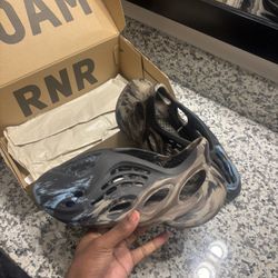 Foam Runners (Mx Cinder) - Size 10 | 9/10 Condition | 📲