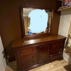 Dresser With Drawer And Mirror