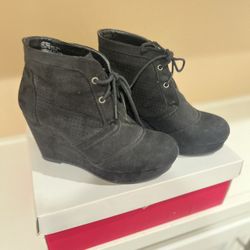 Women’s Size 7 Wedge Shoe