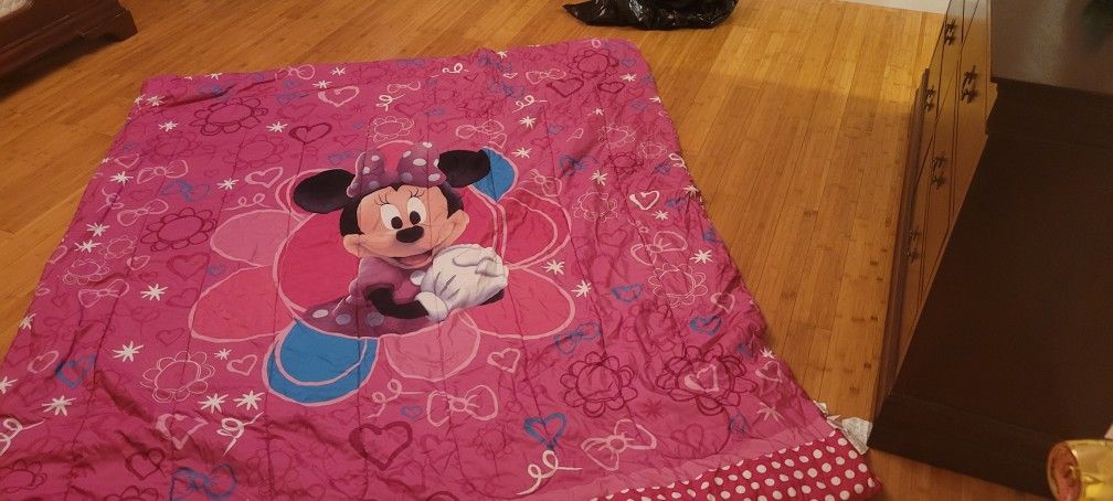 brand new kids Minney Mouse 4 Peices Set set.... 2 sheet and cover bed and 1 pillow case