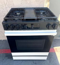2 yrs old Samsung bespoke black and white gas stove and oven