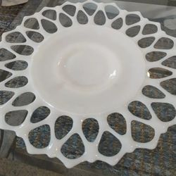 
ANTIQUE WESTMORELAND LATTICE LACE CUT MILK GLASS 14" Platter.


Mint condition....gorgeous and rare!