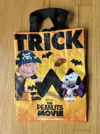 2015 The Peanuts Movie Trick or Treat Halloween Bag Snoopy Charlie Brown