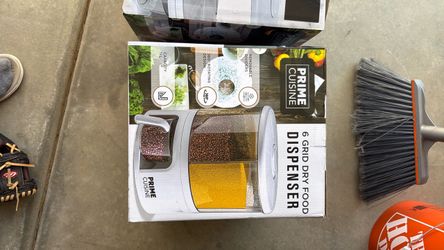 Six grid dry food dispenser