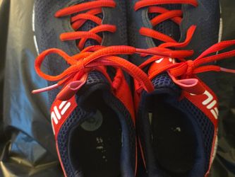FILA Women’s Navy & Red Sneakers – Size 6