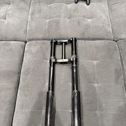 KKE font forks. Less than 300 miles on them.