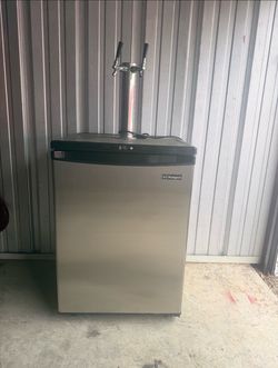 Kegco Dual Tap Beer Kegerator – Excellent Condition