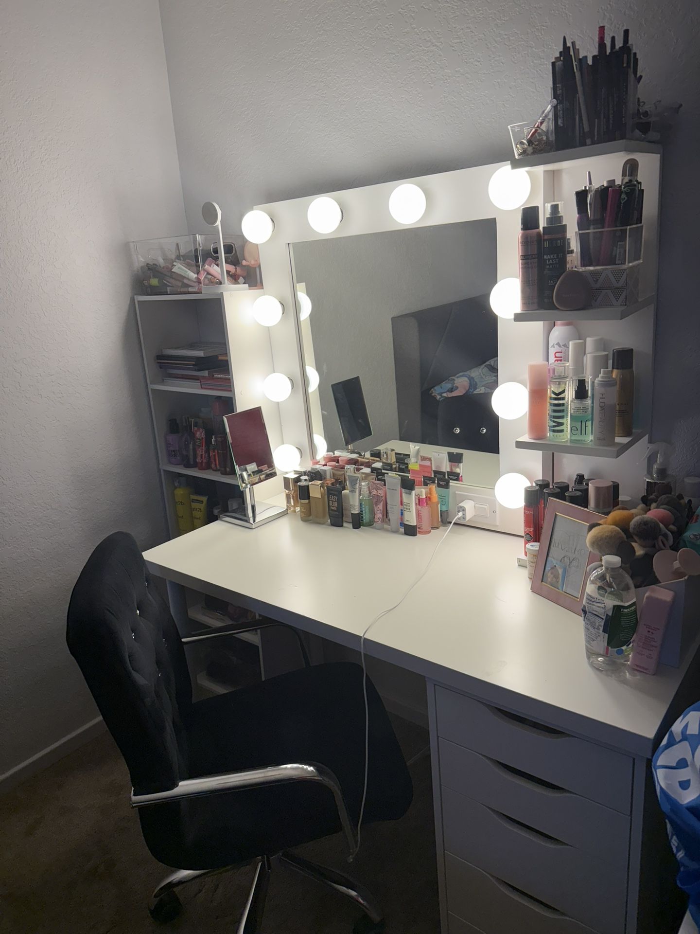 Makeup Vanity With Chair