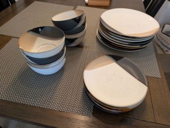 Dinnerware set