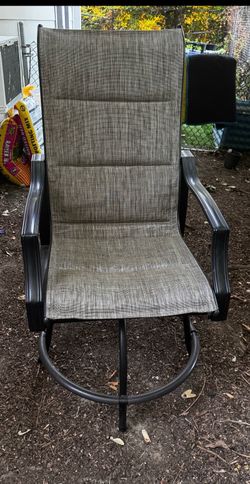 Outdoor Swivel Patio Chair – Like New