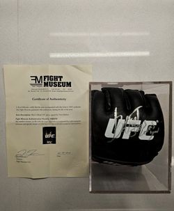 UFC glove signed by Vitor Belfort 