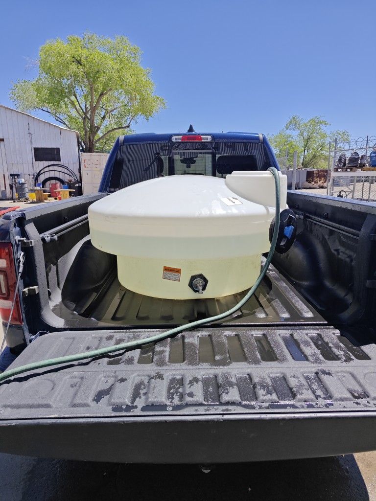 210 Pick Up Water Tank With Hose Attachment