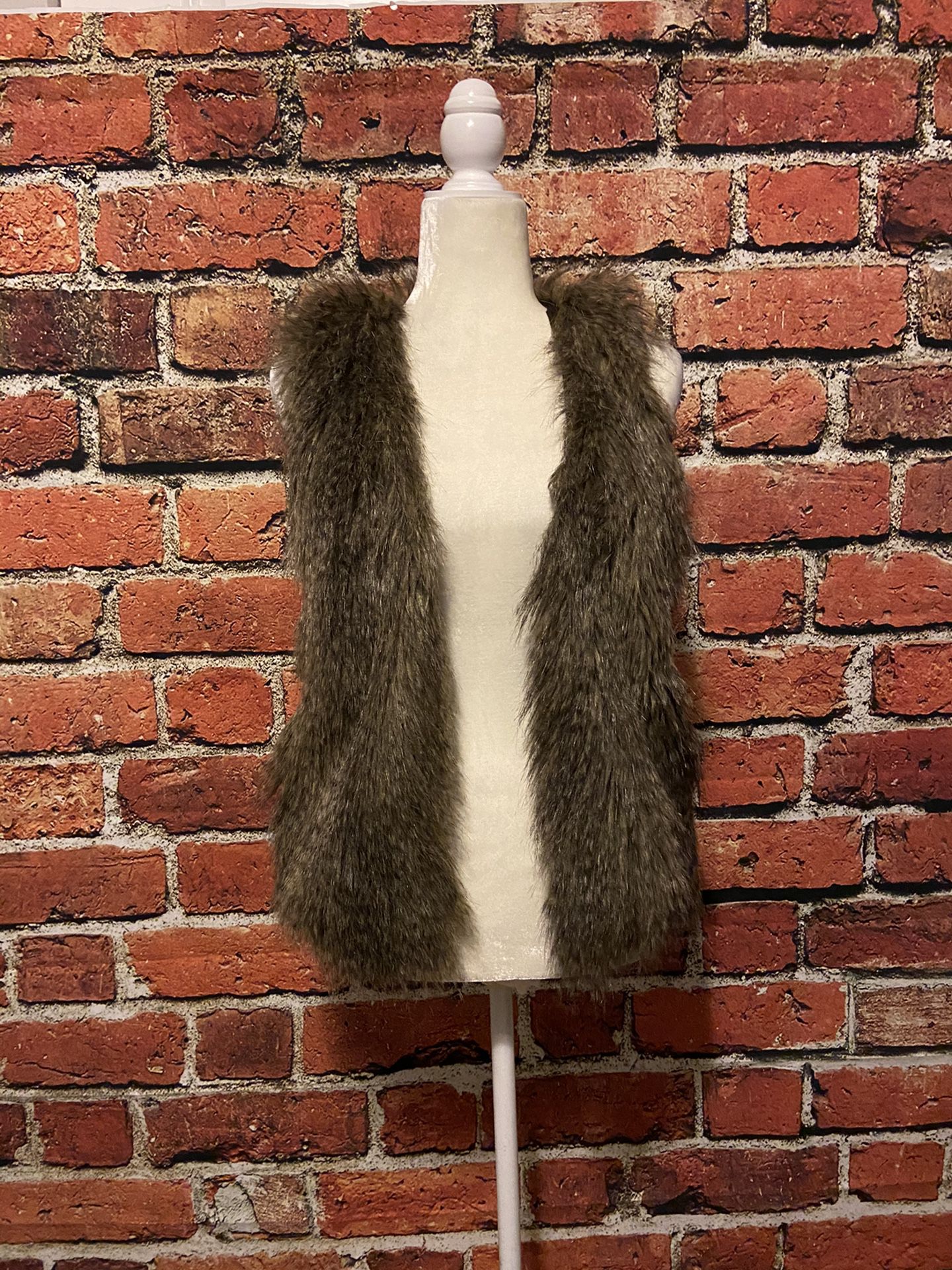 Divided by H&M faux fur vest size 4 (has a clasp to close the vest in the middle)