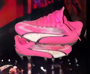 Soccer shoes