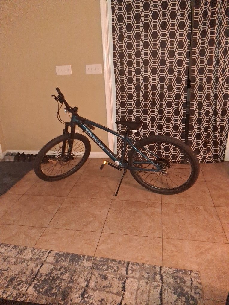 A 27.5inc SCHWINN mountain bike in blue. (NEED GONE ASAP)