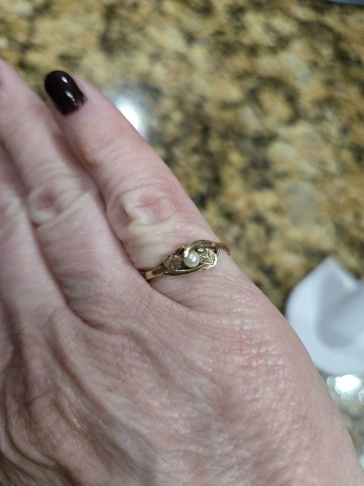  Small Pearl and Leaves Ring VINTAGE Dainty Size 2 1/2 10K solid Gold  or best offer