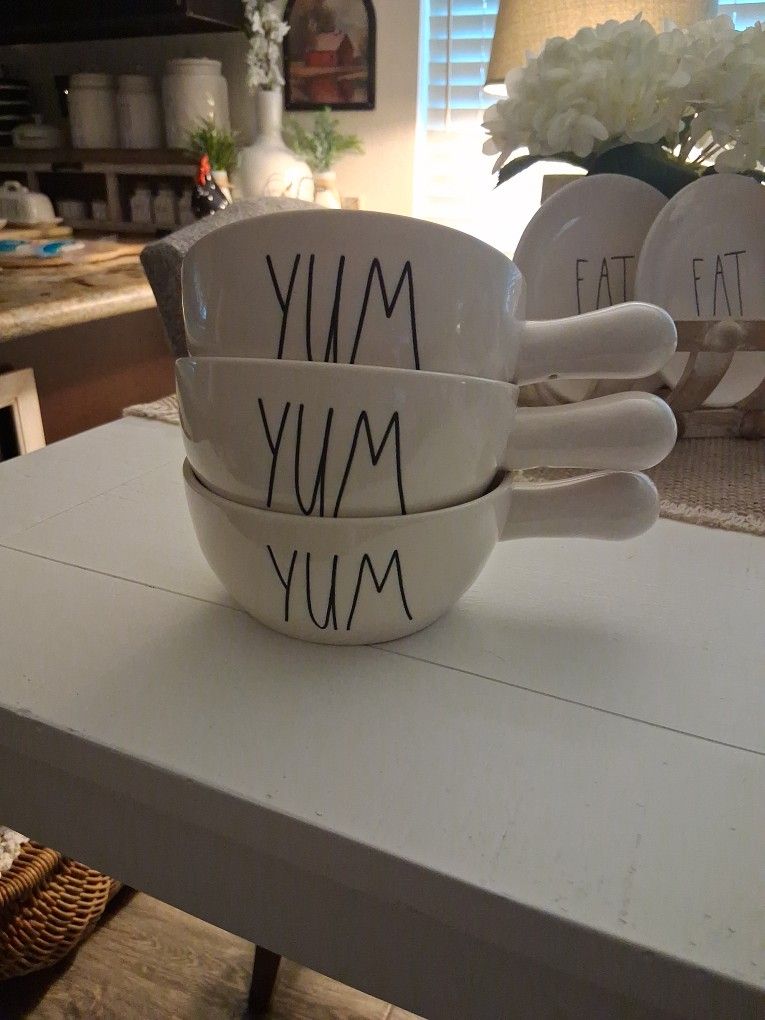 Three Yum Rea Dunn Bolws.